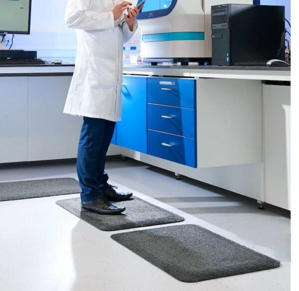 Tapete conforto anti fadiga laboratório posto trabalho técnico Abramo