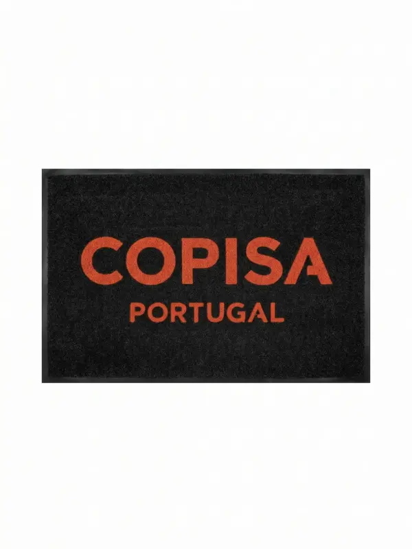 Tapete de entrada personalizado preto com o logótipo COPISA Portugal impresso a laranja e rebordo de borracha, visto de cima