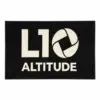 Tapete de entrada personalizado preto com o logótipo L10 Altitude impresso em creme, exemplo de tapete com a marca da empresa