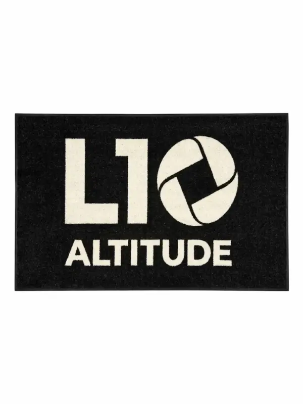 Tapete de entrada personalizado preto com o logótipo L10 Altitude impresso em creme, exemplo de tapete com a marca da empresa