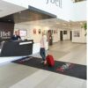 Tapete personalizado extra-long colocado à entrada de uma receção, com logótipo personalizado em destaque