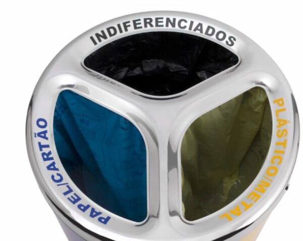 Ecoponto inox redondo com três entradas de reciclagem visíveis