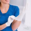 Luvas latex brancas descartáveis em uso profissional com ajuste confortável