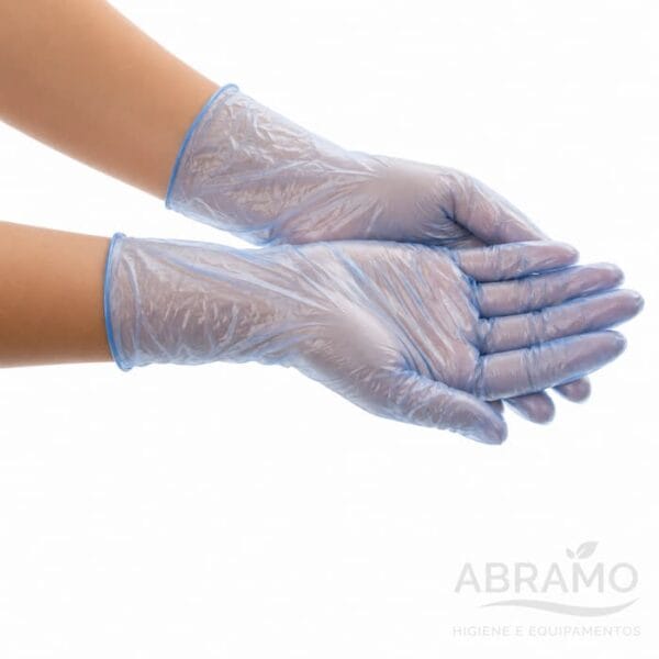 Luvas vinil azul translucido descartáveis nas mãos para uso profissional – Abramo
