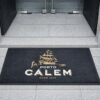Detalhe do tapete personalizado ABRAMO Fit com logotipo