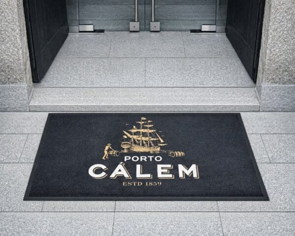 Detalhe do tapete personalizado ABRAMO Fit com logotipo