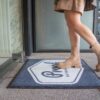 Tapete personalizado ABRAMO Fit colocado na entrada de empresa