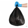 Saco lixo preto 115 litros resistente sendo segurado por mão com luva nitrilo azul