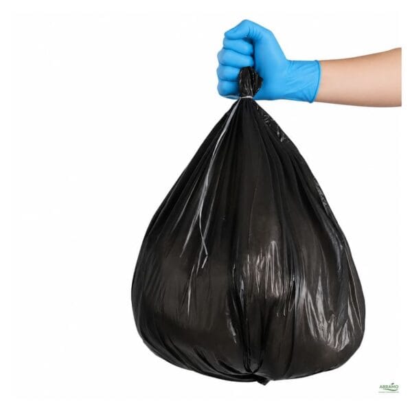 Saco lixo preto 115 litros resistente sendo segurado por mão com luva nitrilo azul