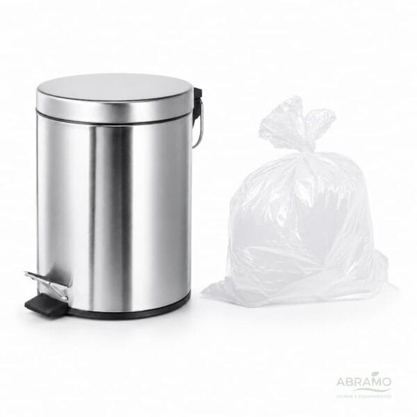 Sacos lixo WC 19L brancos em uso com balde inox de pedal, ideais para escritórios e casas de banho — Abramo