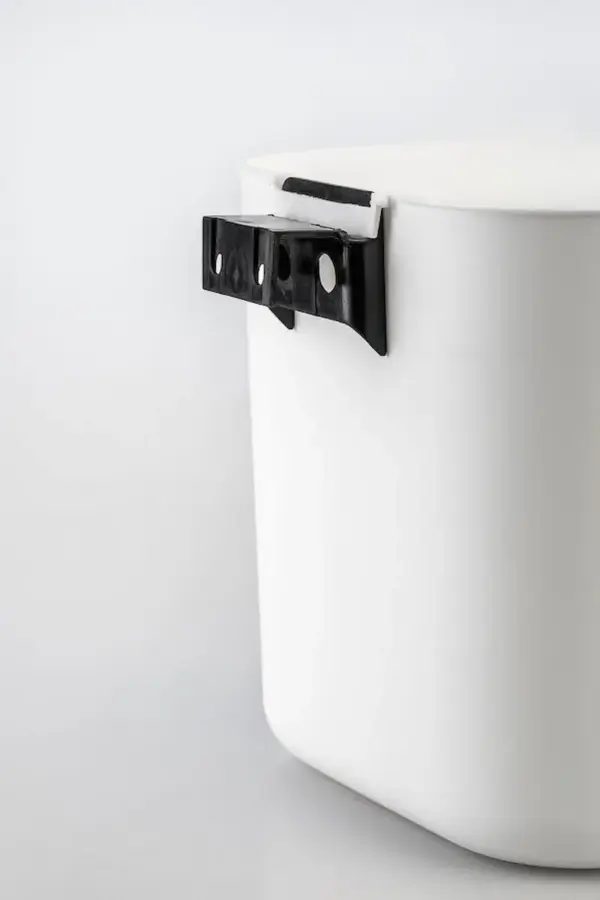 Balde do lixo branco com tampa aberta, indicado para bancadas de cozinha