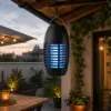 Exterminador de insetos portátil pendurado numa pérgola exterior, ao entardecer
