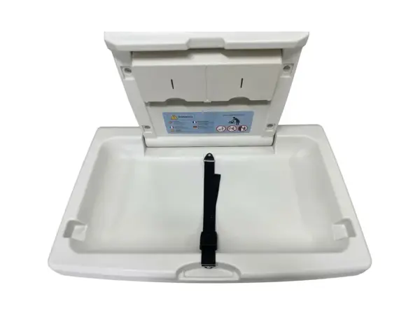 Fraldário de parede horizontal branco aberto, visto de cima, com a superfície da muda, o cinto de segurança e as pegas laterais